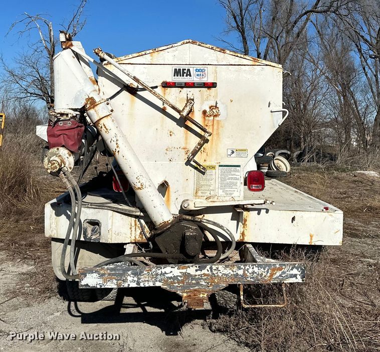 image for item FG2580 2002 Ford F-350 fertilizer delivery truck