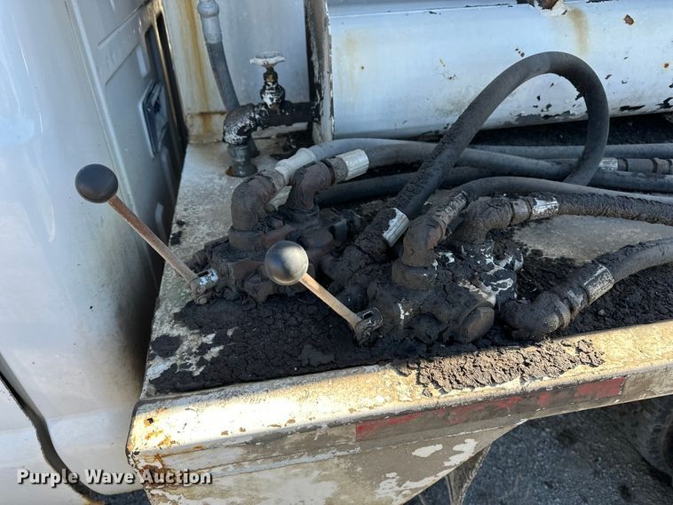 image for item FG2580 2002 Ford F-350 fertilizer delivery truck