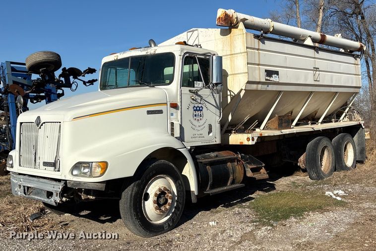 image for item FG2589 1999 International 9100 fertilizer delivery truck