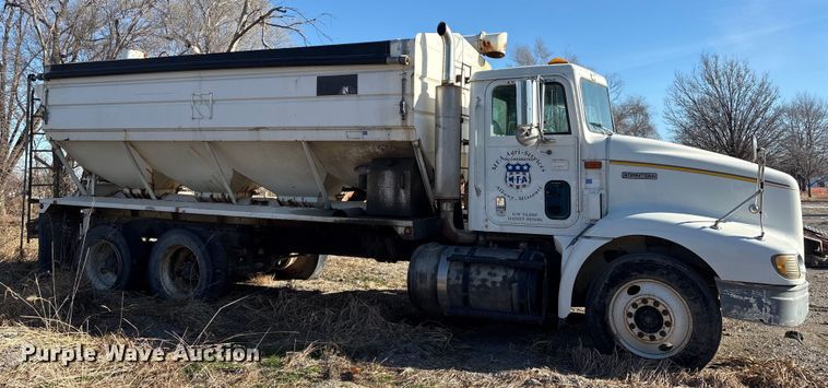 image for item FG2589 1999 International 9100 fertilizer delivery truck