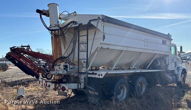 image for item FG2589 1999 International 9100 fertilizer delivery truck