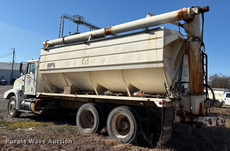 image for item FG2589 1999 International 9100 fertilizer delivery truck