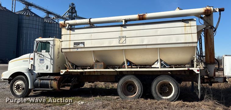 image for item FG2589 1999 International 9100 fertilizer delivery truck