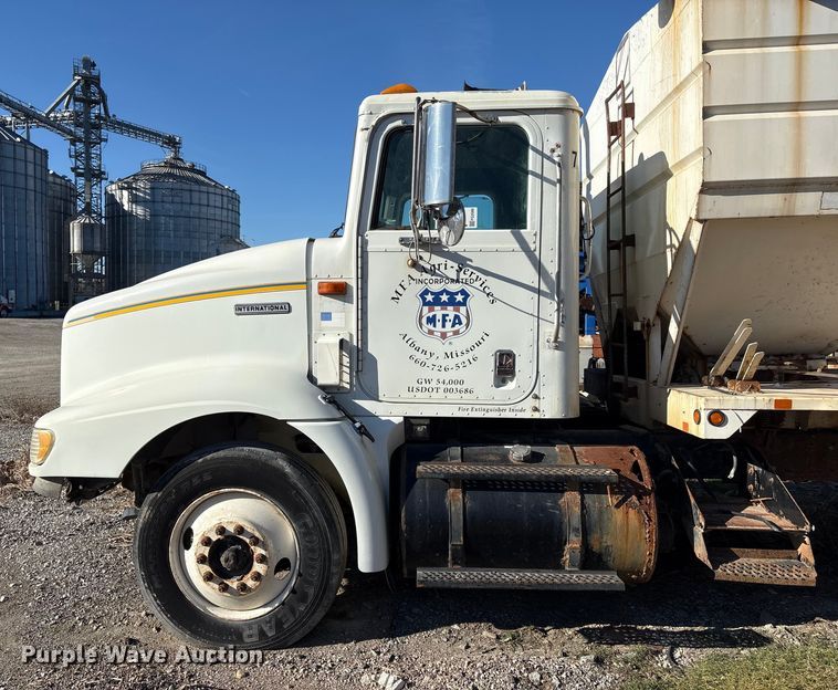 image for item FG2589 1999 International 9100 fertilizer delivery truck