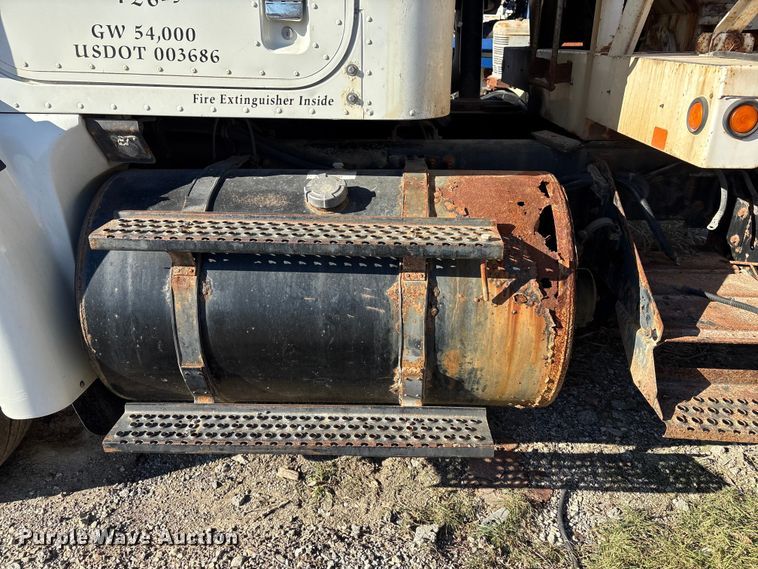 image for item FG2589 1999 International 9100 fertilizer delivery truck