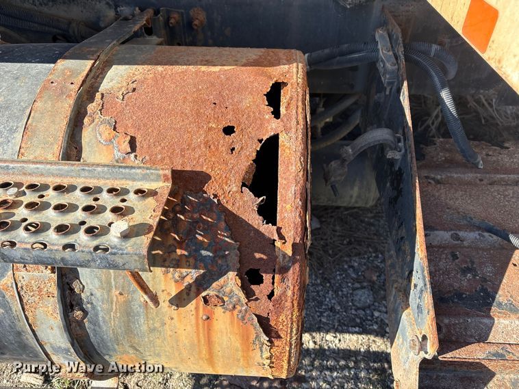 image for item FG2589 1999 International 9100 fertilizer delivery truck