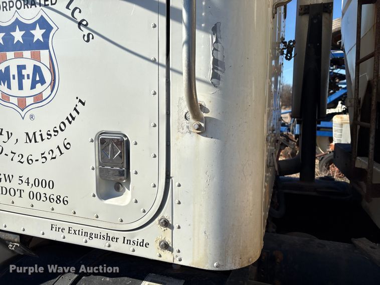 image for item FG2589 1999 International 9100 fertilizer delivery truck