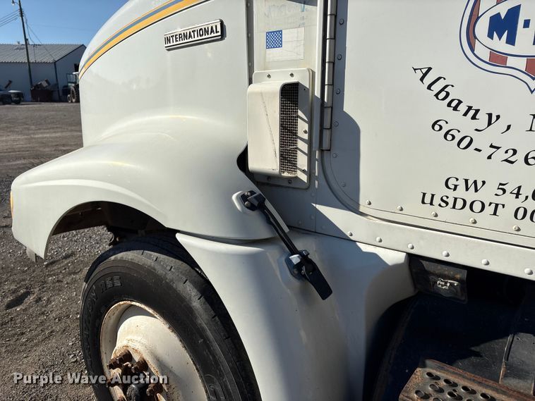 image for item FG2589 1999 International 9100 fertilizer delivery truck