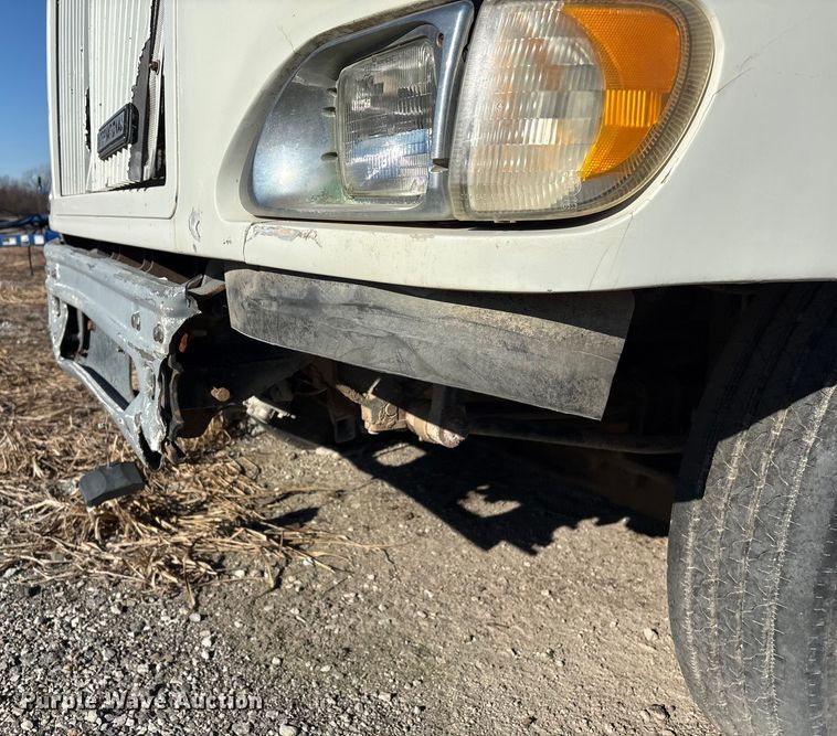 image for item FG2589 1999 International 9100 fertilizer delivery truck