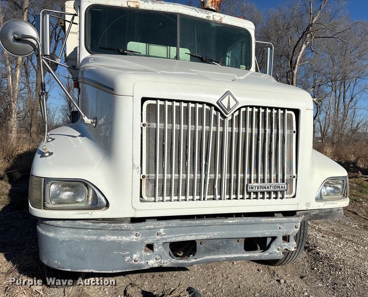image for item FG2589 1999 International 9100 fertilizer delivery truck