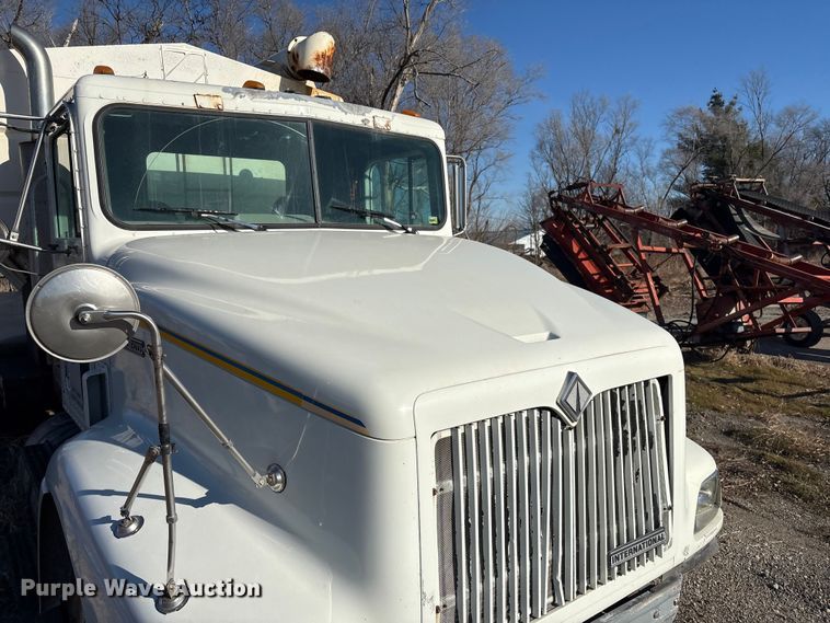 image for item FG2589 1999 International 9100 fertilizer delivery truck