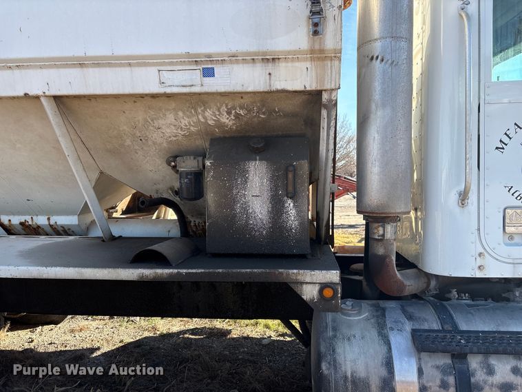 image for item FG2589 1999 International 9100 fertilizer delivery truck