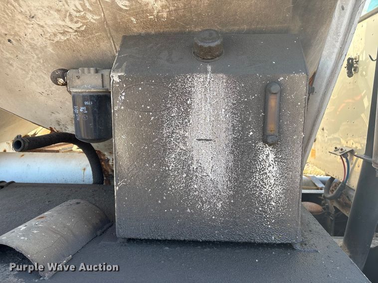 image for item FG2589 1999 International 9100 fertilizer delivery truck