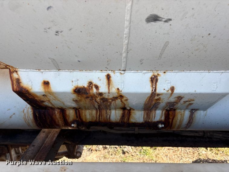 image for item FG2589 1999 International 9100 fertilizer delivery truck