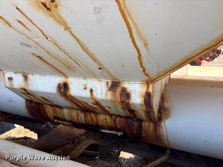 image for item FG2589 1999 International 9100 fertilizer delivery truck