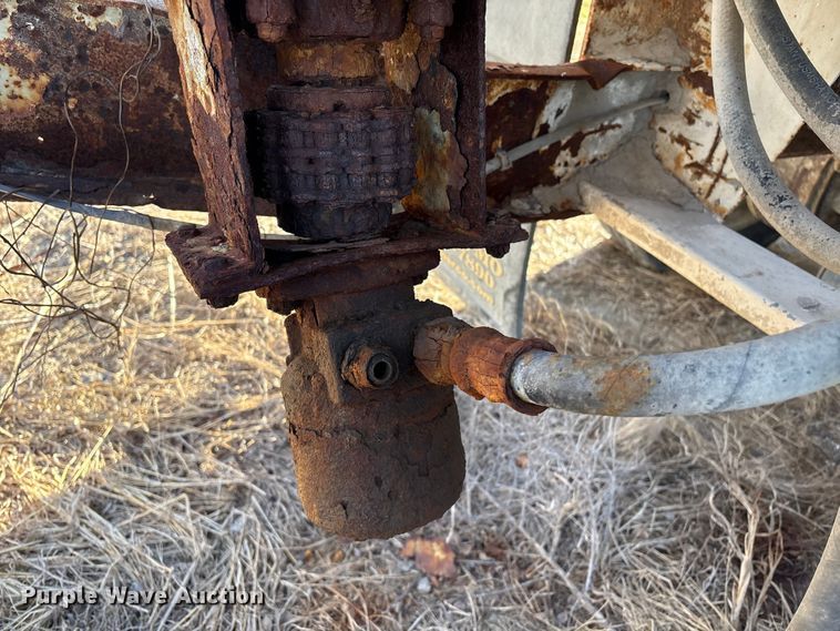 image for item FG2589 1999 International 9100 fertilizer delivery truck