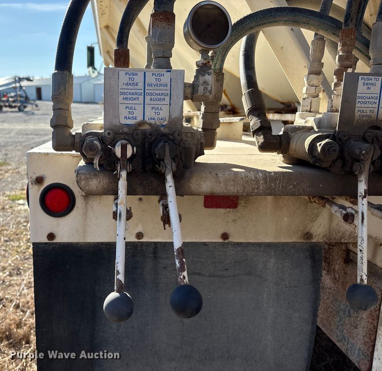 image for item FG2589 1999 International 9100 fertilizer delivery truck