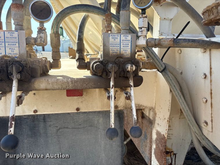 image for item FG2589 1999 International 9100 fertilizer delivery truck