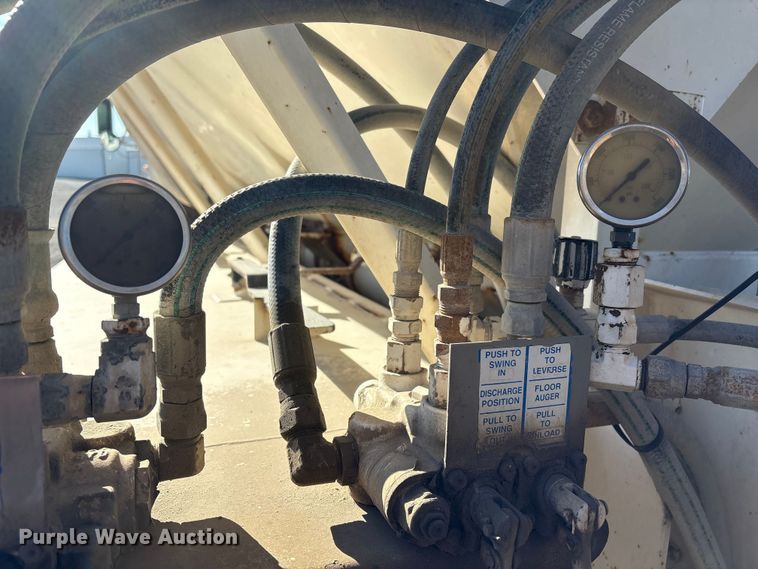 image for item FG2589 1999 International 9100 fertilizer delivery truck