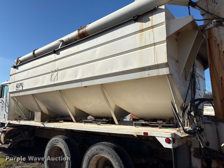 image for item FG2589 1999 International 9100 fertilizer delivery truck