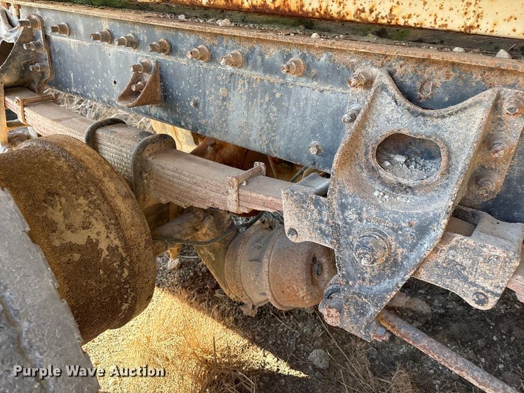 image for item FG2589 1999 International 9100 fertilizer delivery truck