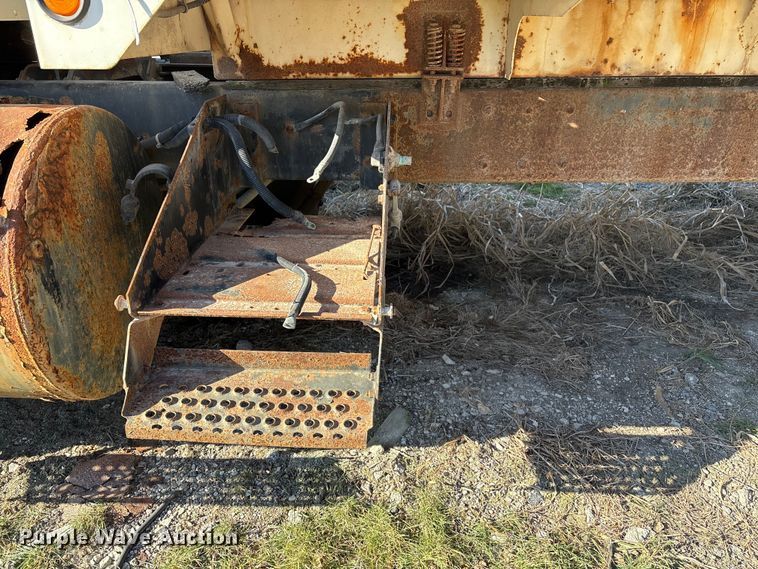 image for item FG2589 1999 International 9100 fertilizer delivery truck