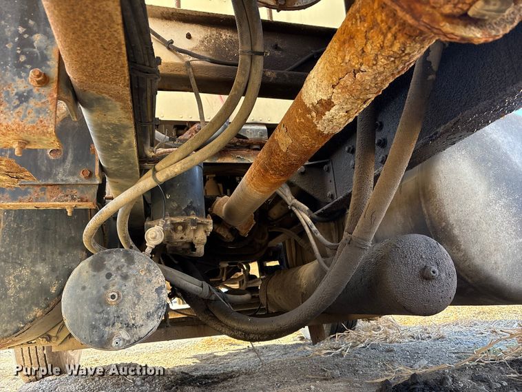 image for item FG2589 1999 International 9100 fertilizer delivery truck