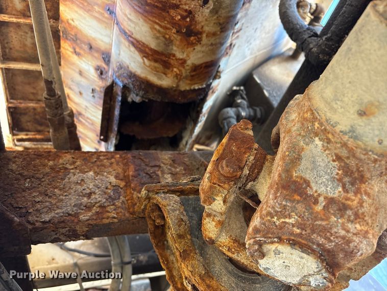 image for item FG2589 1999 International 9100 fertilizer delivery truck