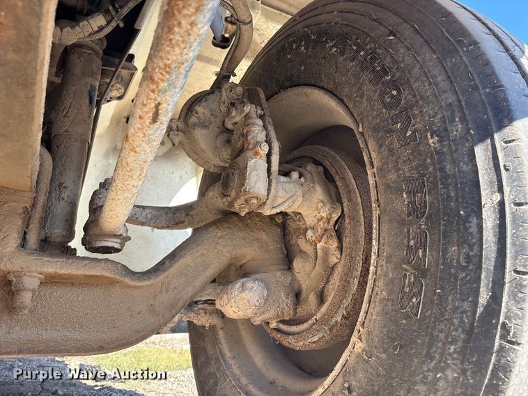 image for item FG2589 1999 International 9100 fertilizer delivery truck