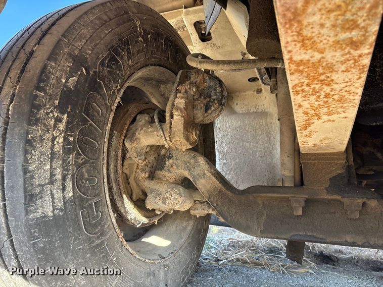 image for item FG2589 1999 International 9100 fertilizer delivery truck