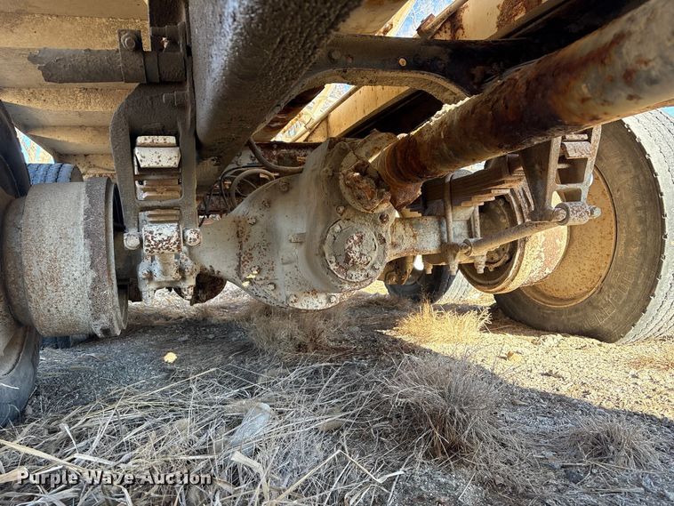 image for item FG2589 1999 International 9100 fertilizer delivery truck