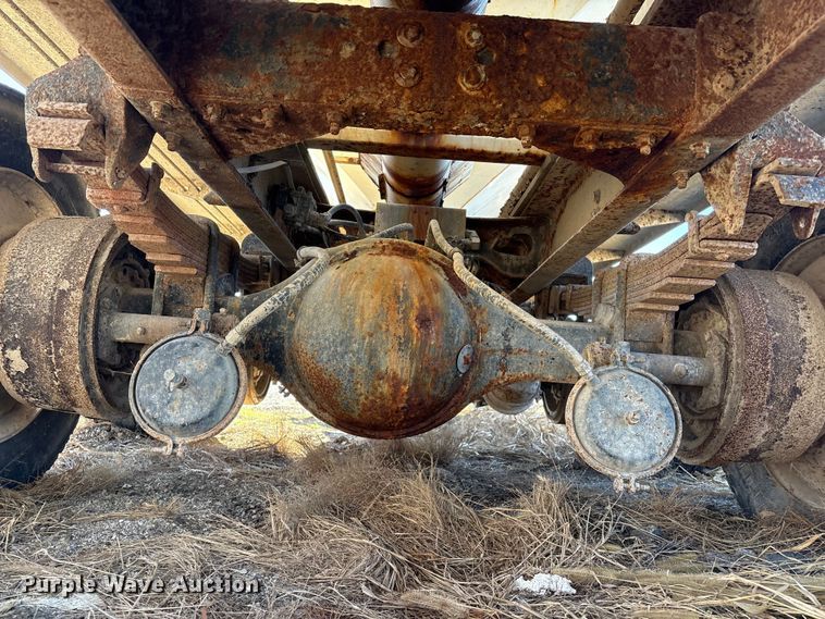 image for item FG2589 1999 International 9100 fertilizer delivery truck