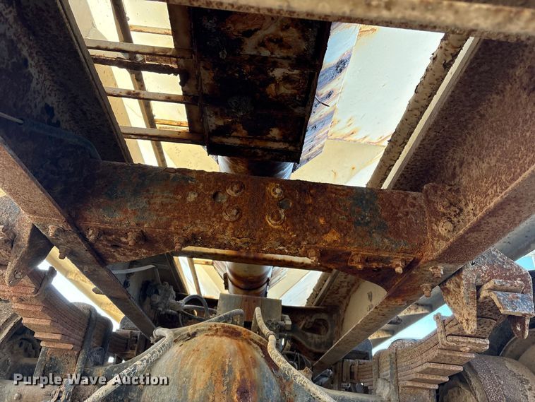 image for item FG2589 1999 International 9100 fertilizer delivery truck