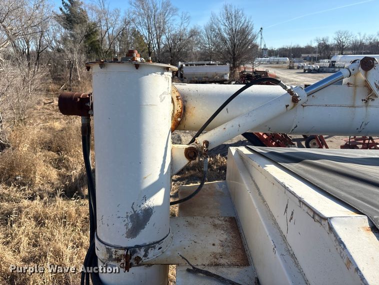 image for item FG2589 1999 International 9100 fertilizer delivery truck