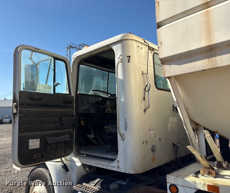 image for item FG2589 1999 International 9100 fertilizer delivery truck