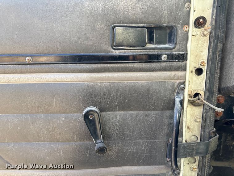 image for item FG2589 1999 International 9100 fertilizer delivery truck