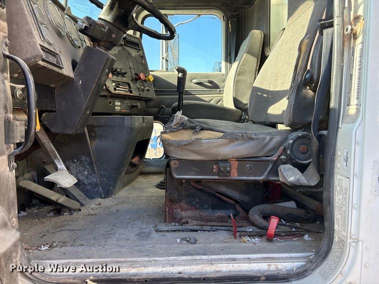 image for item FG2589 1999 International 9100 fertilizer delivery truck