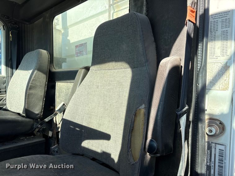 image for item FG2589 1999 International 9100 fertilizer delivery truck