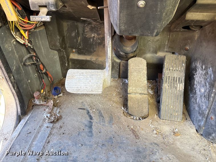 image for item FG2589 1999 International 9100 fertilizer delivery truck