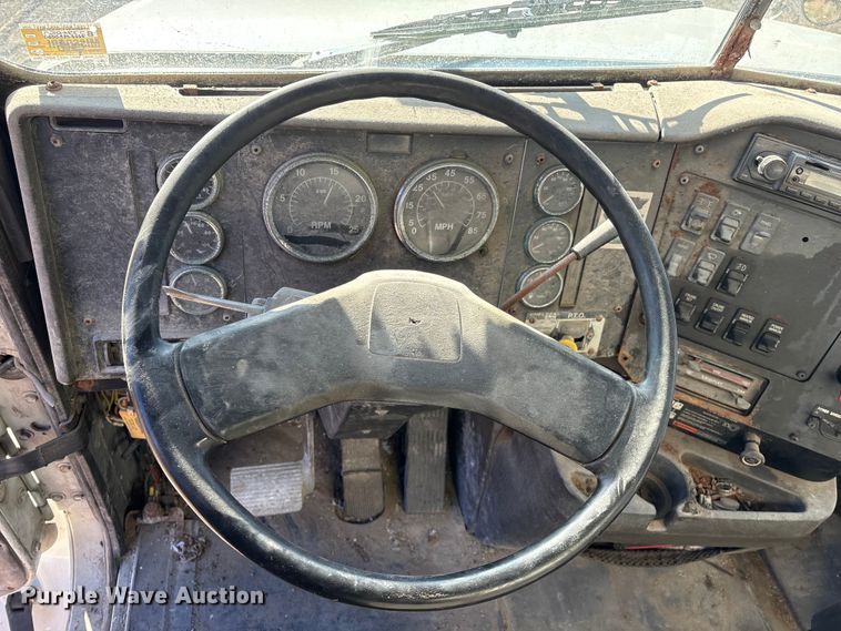 image for item FG2589 1999 International 9100 fertilizer delivery truck