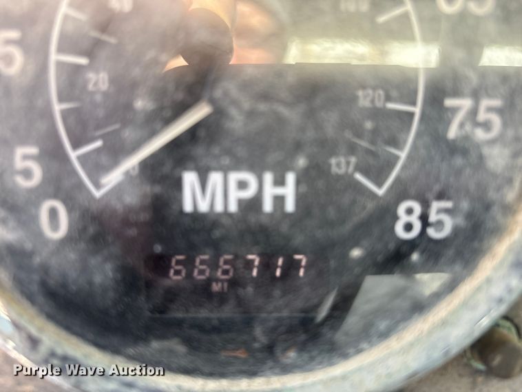 image for item FG2589 1999 International 9100 fertilizer delivery truck