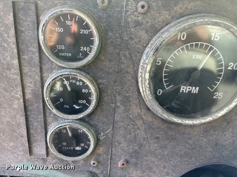 image for item FG2589 1999 International 9100 fertilizer delivery truck