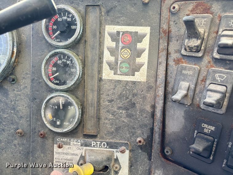 image for item FG2589 1999 International 9100 fertilizer delivery truck