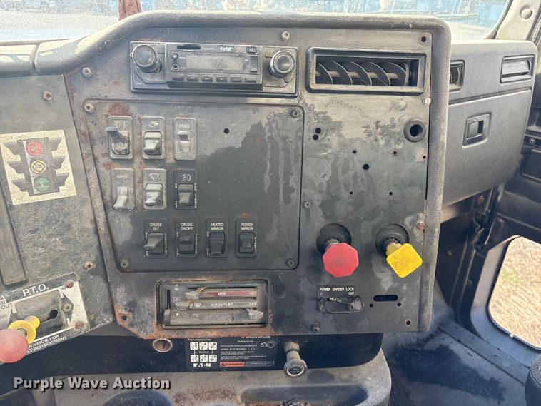 image for item FG2589 1999 International 9100 fertilizer delivery truck