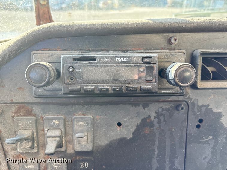 image for item FG2589 1999 International 9100 fertilizer delivery truck