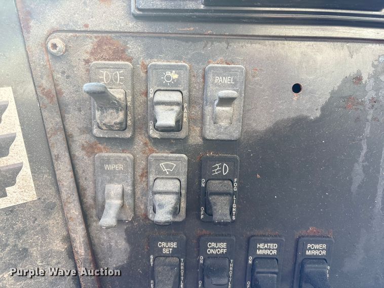 image for item FG2589 1999 International 9100 fertilizer delivery truck