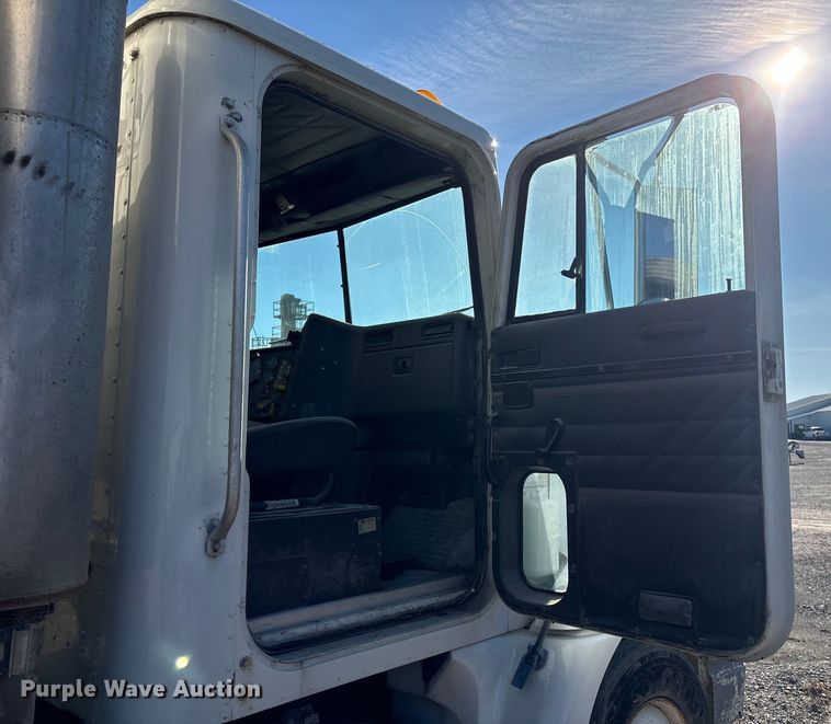 image for item FG2589 1999 International 9100 fertilizer delivery truck