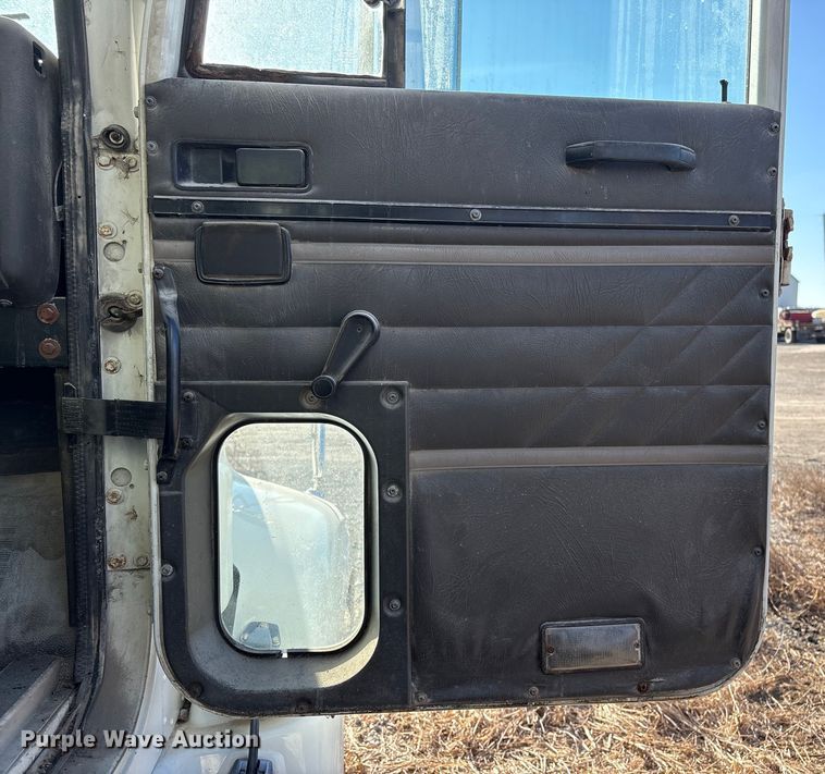 image for item FG2589 1999 International 9100 fertilizer delivery truck