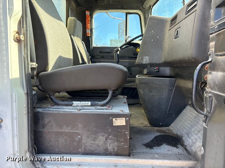 image for item FG2589 1999 International 9100 fertilizer delivery truck