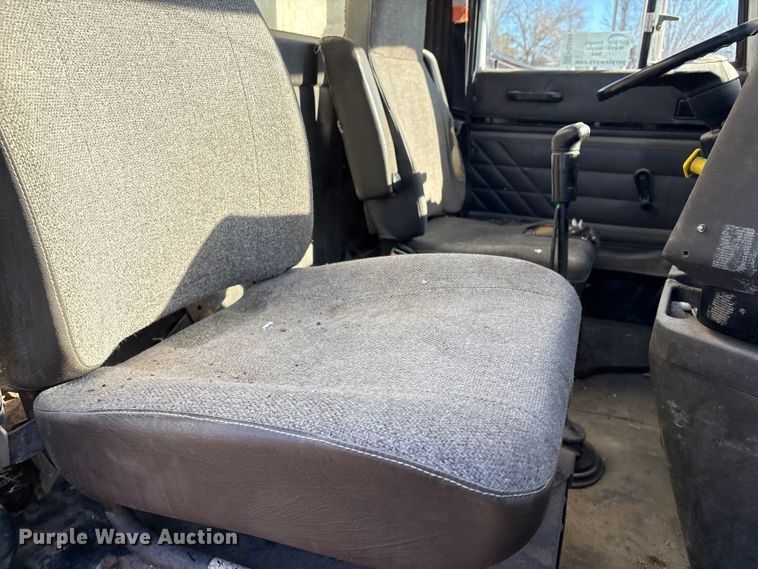 image for item FG2589 1999 International 9100 fertilizer delivery truck